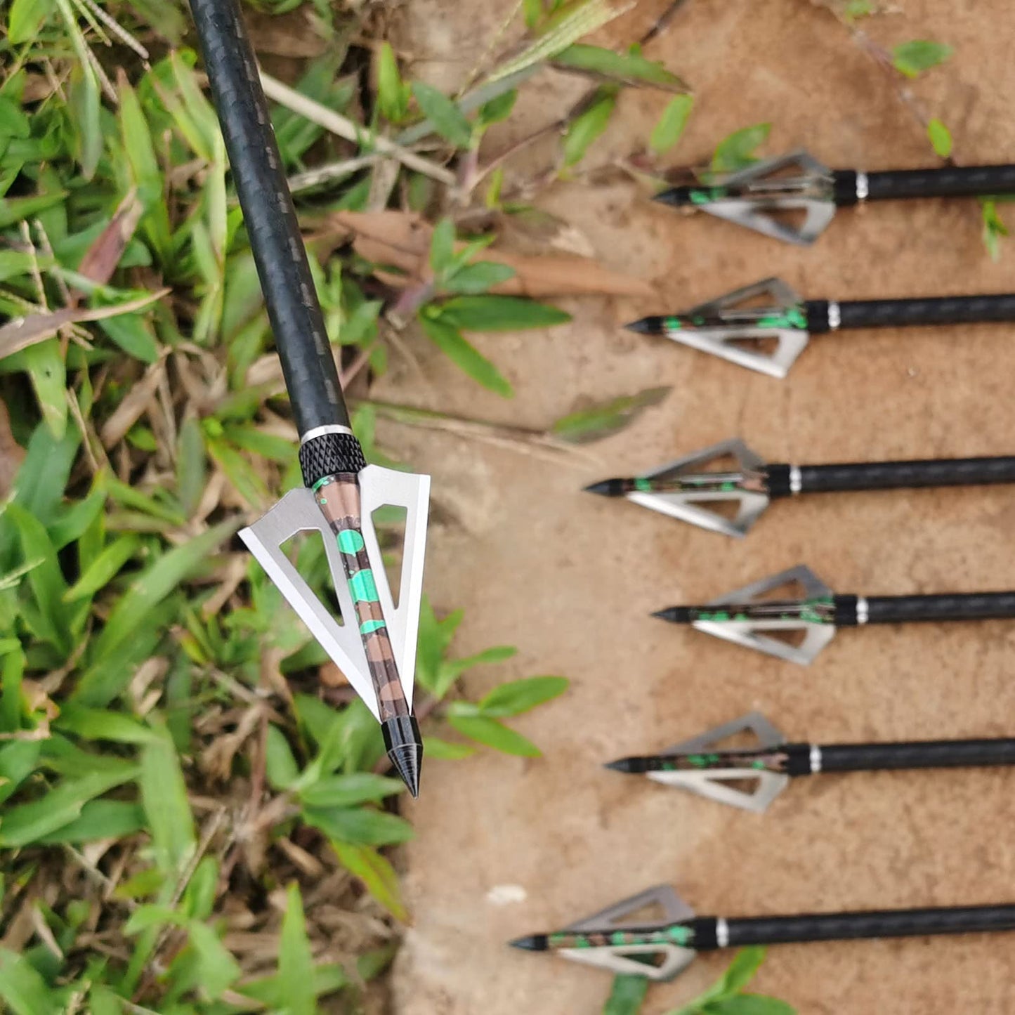 LeeMui Hunting Broadheads 12PK 100 Grains Screw-in Arrow Archery 3 Blades Hunting Heads Arrow Tips Compatible with Crossbow and Compound Bow + 1 PK Broadhead Storage Case (Camouflage Emerald-12Set)