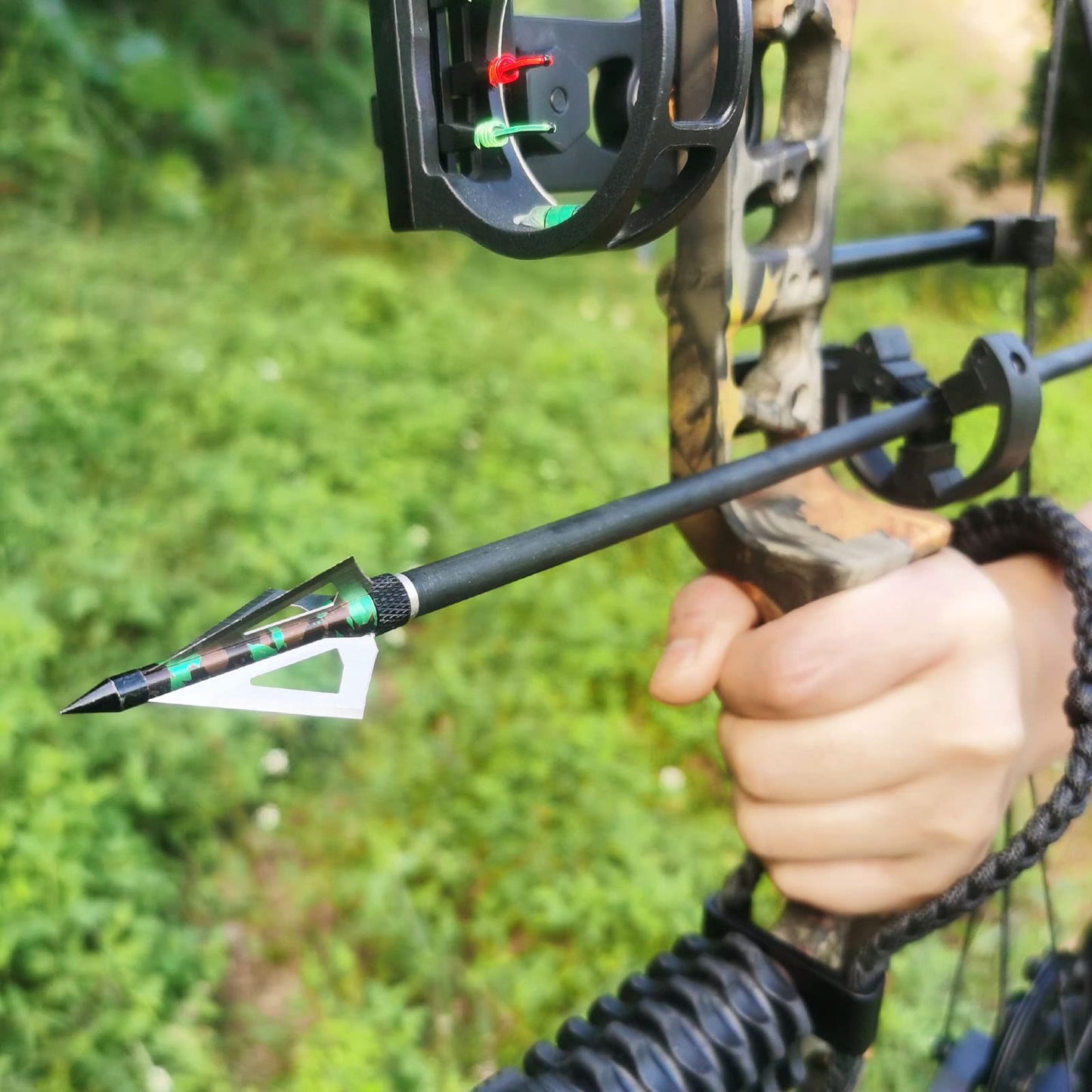 LeeMui Hunting Broadheads 12PK 100 Grains Screw-in Arrow Archery 3 Blades Hunting Heads Arrow Tips Compatible with Crossbow and Compound Bow + 1 PK Broadhead Storage Case (Camouflage Emerald-12Set)