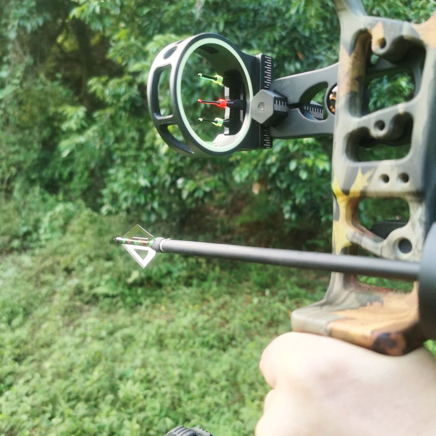 LeeMui Hunting Broadheads 12PK 100 Grains Screw-in Arrow Archery 3 Blades Hunting Heads Arrow Tips Compatible with Crossbow and Compound Bow + 1 PK Broadhead Storage Case (Camouflage Emerald-12Set)